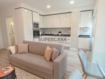Apartamento T3 totalmente remodelado, em Benfica