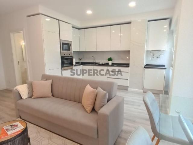 Apartamento T3 totalmente remodelado, em Benfica
