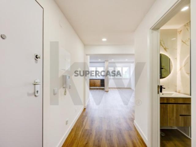 Apartamento T3 totalmente remodelado, localizado na Praça da Independência, em Setúbal