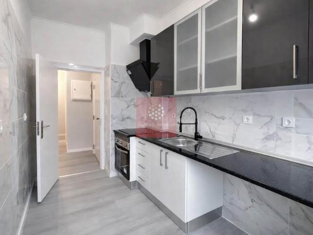 Apartamento T3 totalmente remodelado, localizado no Laranjeiro, Almada