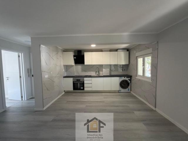 Apartamento T3 totalmente remodelado no Laranjeiro, a 10 minutos do Metro de Superfície