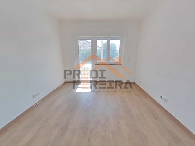Apartamento T3 totalmente remodelado Santo António dos Cavaleiros Zona do Conventinho