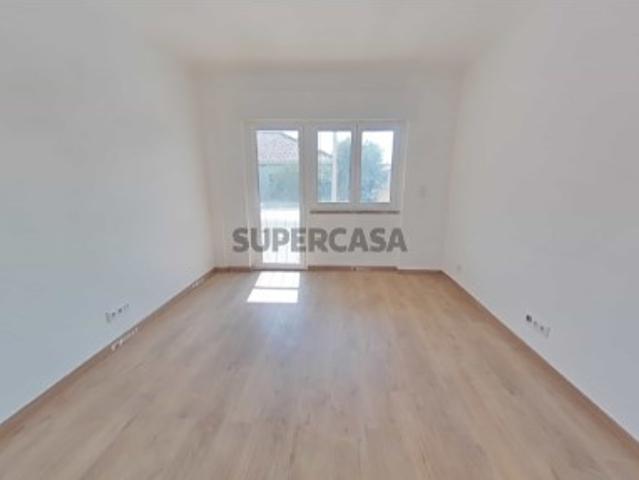 Apartamento T3 totalmente remodelado Santo António dos Cavaleiros Zona do Conventinho