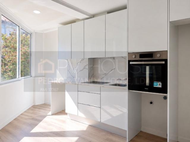 Apartamento T3 totalmente remodelado | Suíte | 2 WC | Próximo da Estação Amadora