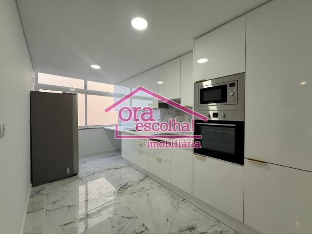 Apartamento T3 TOTALMENTE REMODELADO Rés do Chão alto com 100 m2 na Cruz de Pau!
