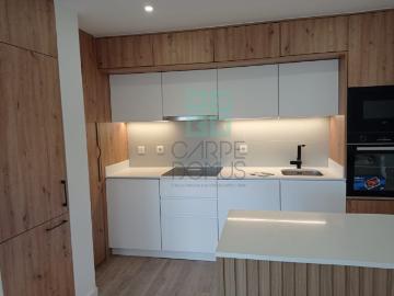 Apartamento T3, totalmente renovado, c/ varanda, na Avenida. 118m² Benfica