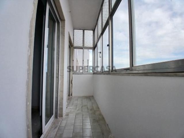 Apartamento T3 Totalmente Renovado Rua principal da Avenida do Bocage