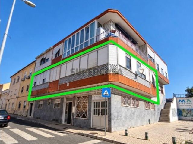 Apartamento T3 Totalmente Renovado | Suíte | Varanda | Terraço de Uso Exclusivo | Metro a 8 Min a Pé | A Poucos Metros de Lisboa | Venda Nova Amadora