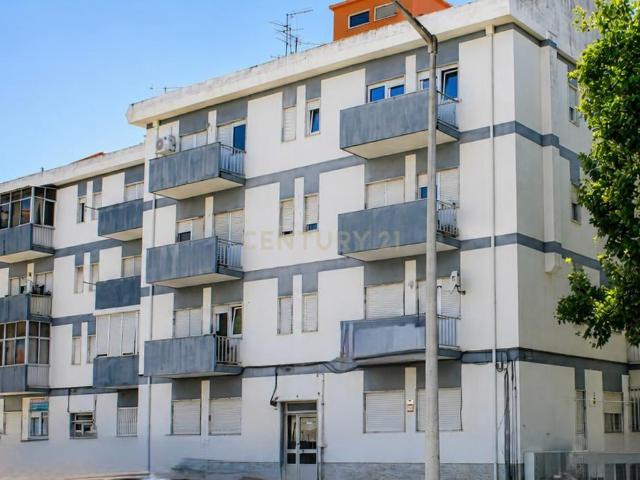 Apartamento T3 transformado em T2 | Amora