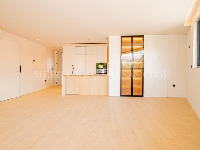 Apartamento T3, último andar, grandes áreas