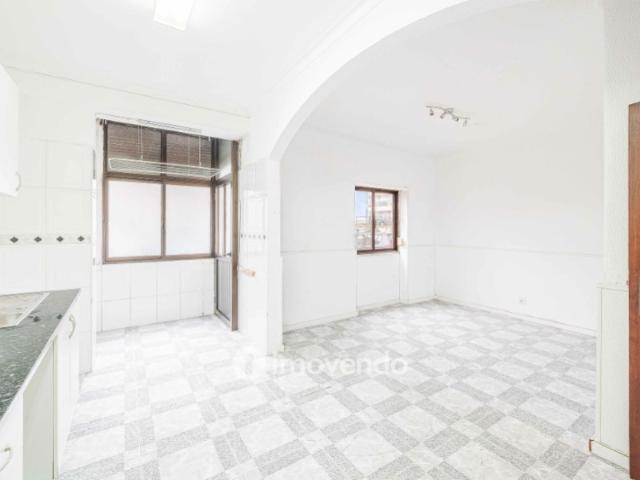 Apartamento T3 vazio, com áreas generosas, no Barreiro