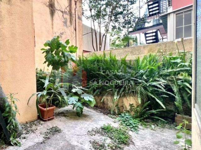 Apartamento T3 à venda na Rua Barão de Sabrosa, junto à Fonte Luminosa
