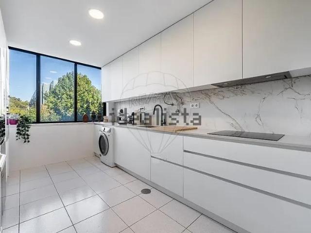 Apartamento T3 à venda na Rua Mário de Almeida, 50