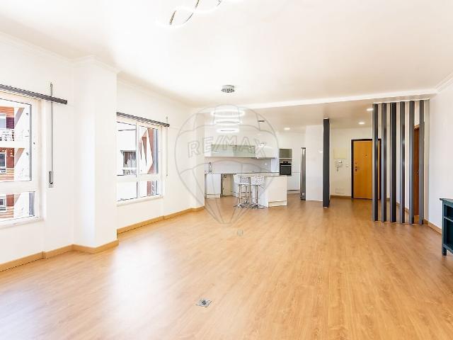 Apartamento T3 à venda em Agualva e Mira Sintra, Sintra RE/MAX Portugal