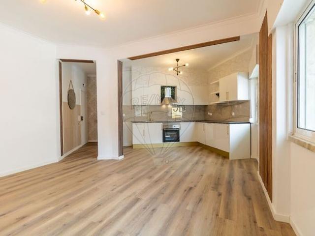 Apartamento T3 à venda em Amora, Seixal RE/MAX Portugal