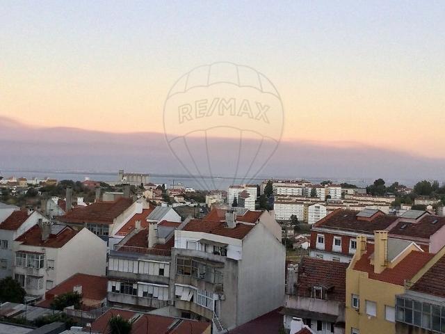 Apartamento T3 à venda em Beato, Lisboa RE/MAX Portugal