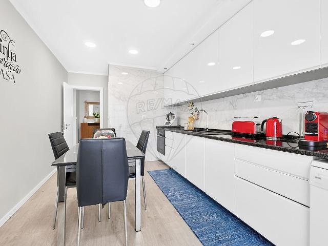 Apartamento T3 à venda em Loures, Loures RE/MAX Portugal