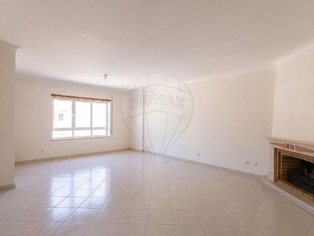 Apartamento T3 à venda em Rio de Mouro, Sintra RE/MAX Portugal