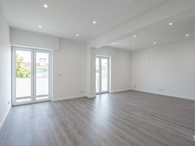 APARTAMENTO T3 AO PÉ DA PRAIA EM SÃO JOÃO DO ESTORIL