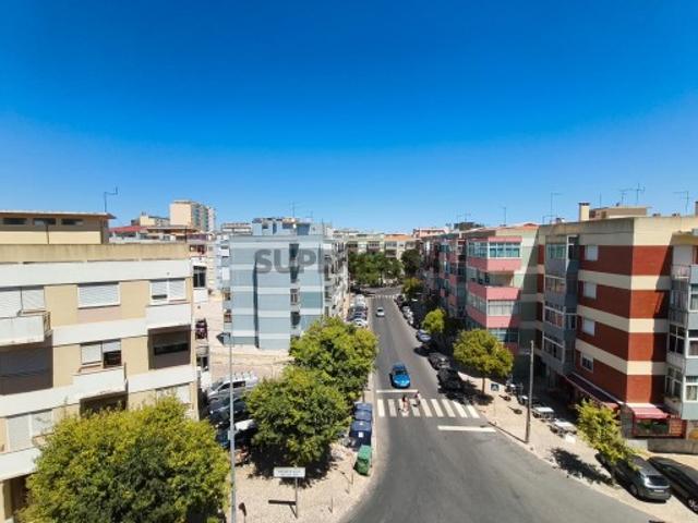 Apartamento T3 amplo com vista desafogada no centro do Laranjeiro ALMADA