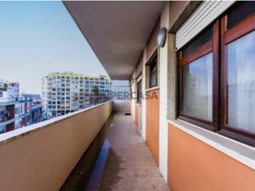 Apartamento T3 áreas generosas e excelente localização 500m praia