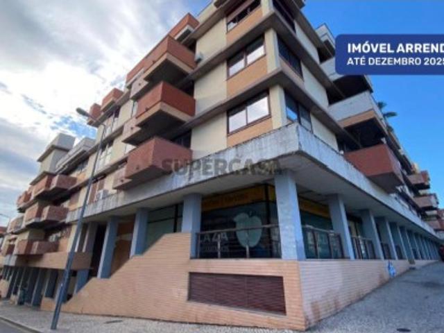 Apartamento T3 com Três Lugares de Estacionamento e Arrecadação, em Setúbal
