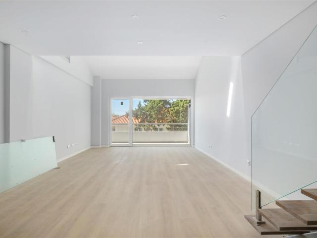 Apartamento T3 c/ Mezanine Centro Carcavelos 173m² Carcavelos e Parede