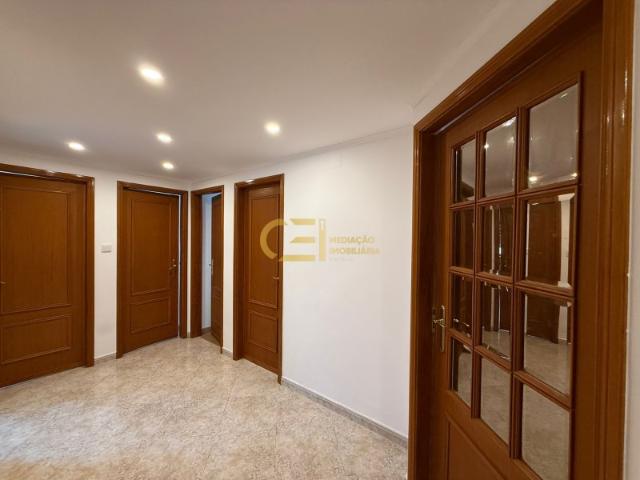 Apartamento T3 c/ Lareira, 2 Wc e Arrumos no Sótão