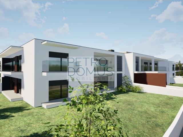 APARTAMENTO T3 C/ LOGRADOURO CONDOMÍNIO COM PISCINA PARCEIROS