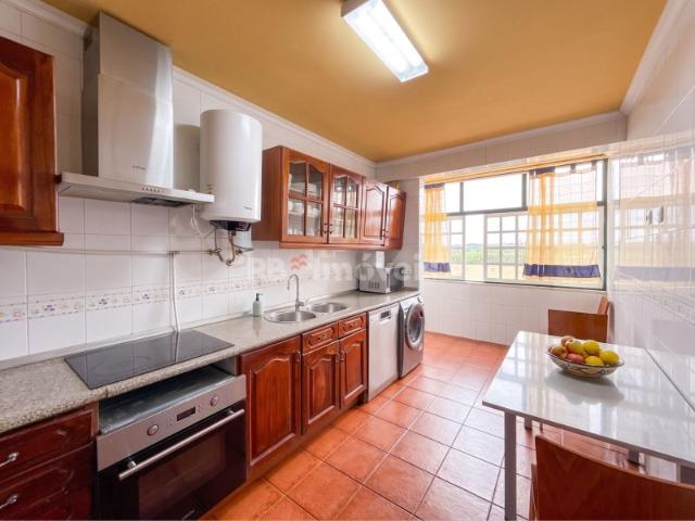 Apartamento T3 c/ Varanda, Garagem e Sótão no Rossio, em Abrantes