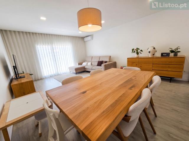 Apartamento T3 c/ Varandas Amplas e Garagem Box