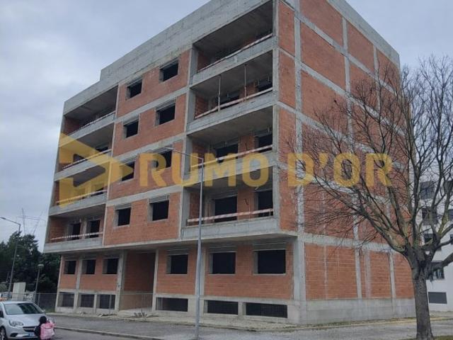 Apartamento T3 C/ varandas e parqueamento 2V