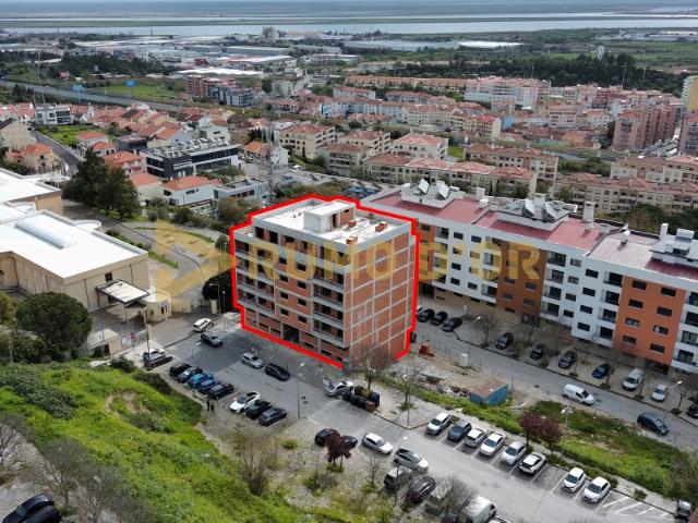 Apartamento T3 C/ varandas e parqueamento 2V