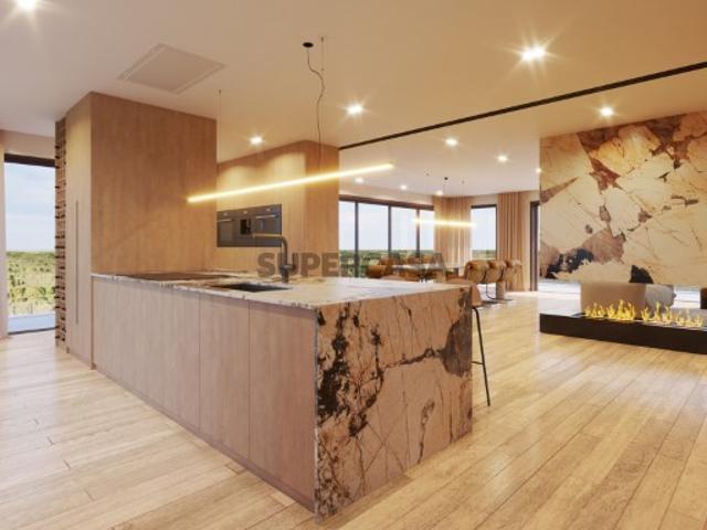 Apartamento T3 c/ 216 m2 3 suítes + 2 varandas c/ 21 m2 | | Box fechada | Ginásio 200 m2