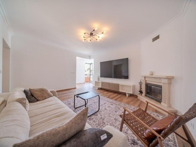 Apartamento T3 Charneca da Caparica Remodelado 1º sem elevad. 101m² Charneca De Caparica