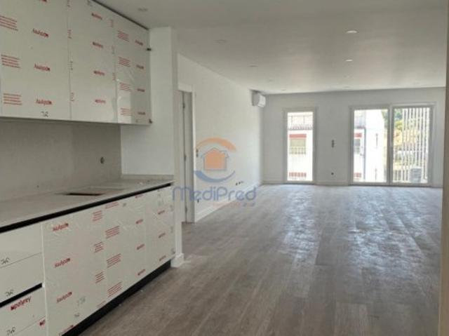 Apartamento T3 com 3 WCs, Varanda e BOX 39 m2 | Ramada, Odivelas