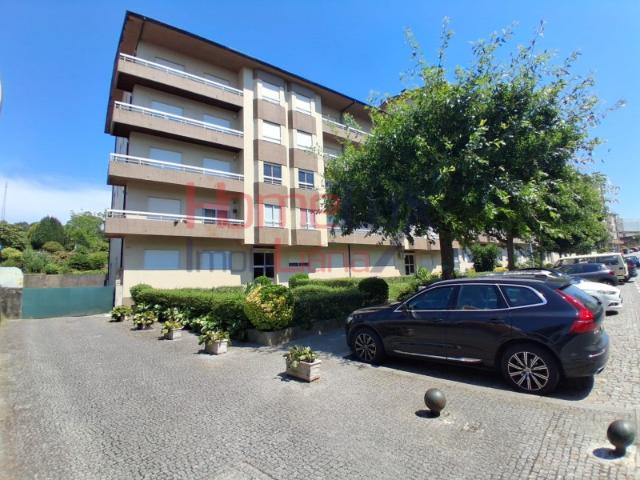 Apartamento T3 com 3 frentes e lugar de garagem, Fânzeres, Gondomar
