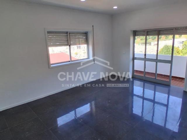 Apartamento T3 com 3 frentes, varandas, garagem e elevador – Fânzeres, Gondomar | 275.000 €