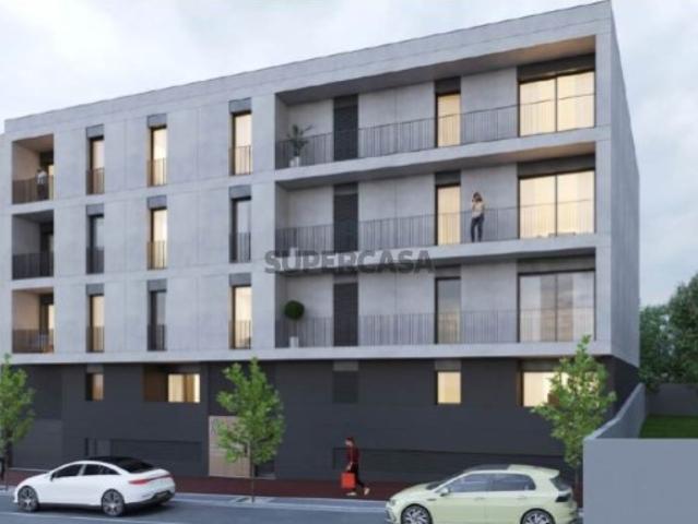 Apartamento T3 com 3 suites e varanda na zona da Pícua