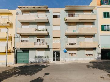 Apartamento T3 com 113m² e varanda localizado no Centro da cidade do Cartaxo