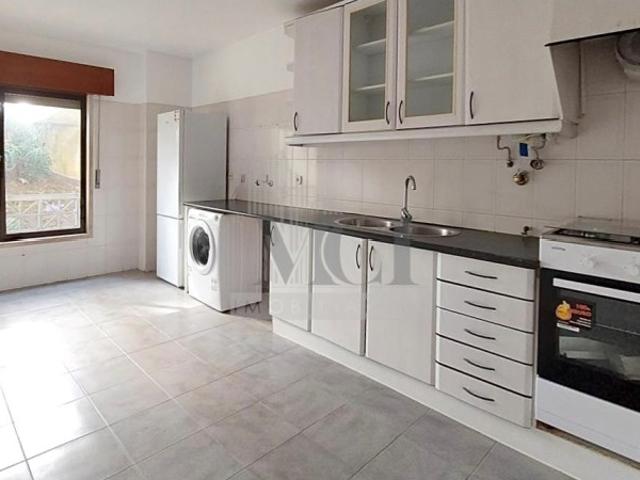 Apartamento T3 com 126m, localizado perto da entrada IC19 em Algueirão Mem Martins!