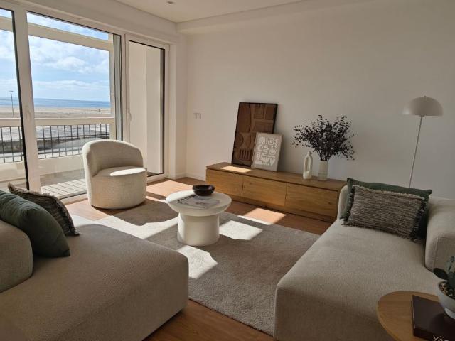Apartamento T3 com 2 varandas e vistas de mar. A 1 minuto da praia