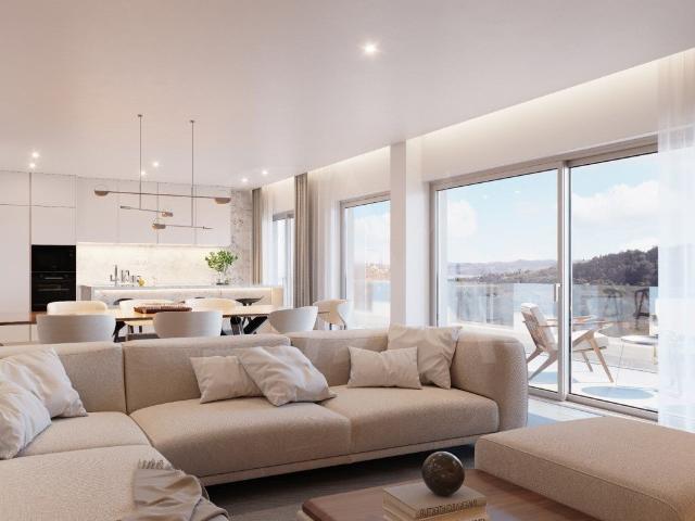 Apartamento T3 com 2 Varandas e 2 lugares de estacionamento. 124m² Campolide