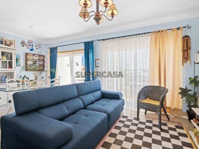 Apartamento T3 com 2 varandas, suíte e garagem no Cacém