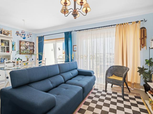 Apartamento T3 com 2 varandas, suíte e garagem no Cacém
