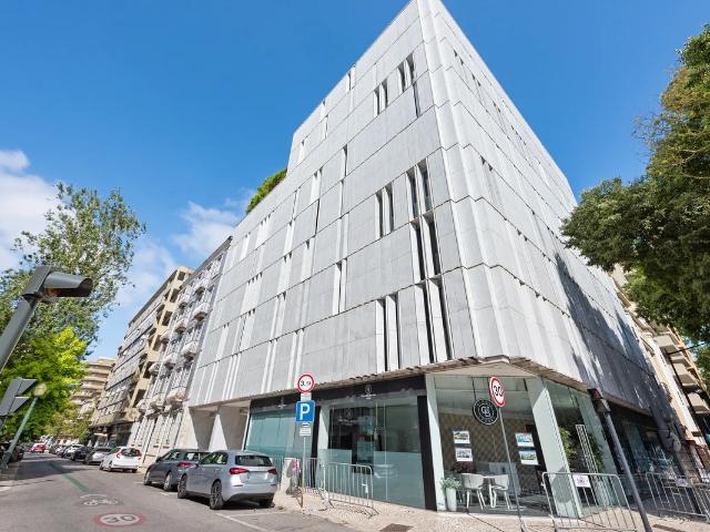 Apartamento T3 com 2 estacionamentos e arrecadação nas Avenidas Novas