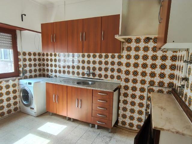 Apartamento T3 com 90 m² para remodelação total | Venteira