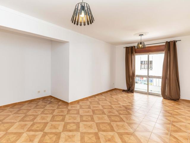 Apartamento T3 com amplas áreas, garagem, terraço, situado e. 125m² Loulé São Clemente