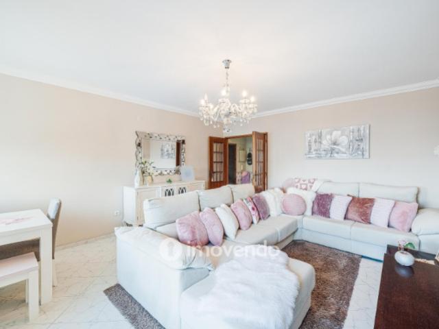 Apartamento T3, com áreas amplas, em Setúbal