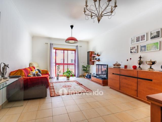 Apartamento T3 com áreas amplas, varandas e arrecadação, em Alverca